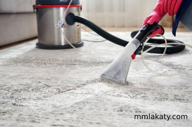 طريقة تنظيف السجاد وهو مفروش