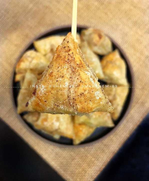 طريقة عمل السمبوسة الحلوة بالتفاح والزبيب طريقة عمل السمبوسة الحلوة بالتفاح والزبيب