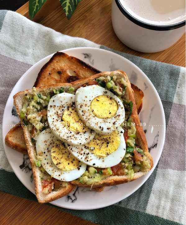 طريقة عمل توست بالبيض والافوكادو