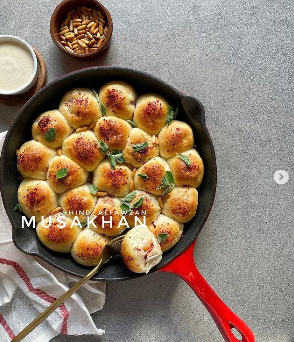 دجاج المسخن كرات الخبز بحشوة دجاج المسخن