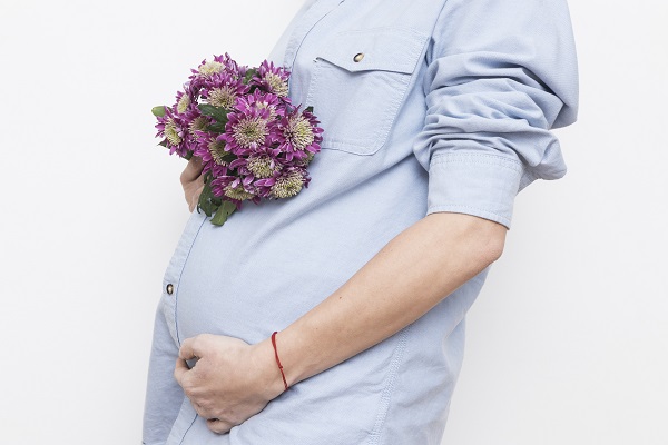 pregnant-woman-with-bouquet