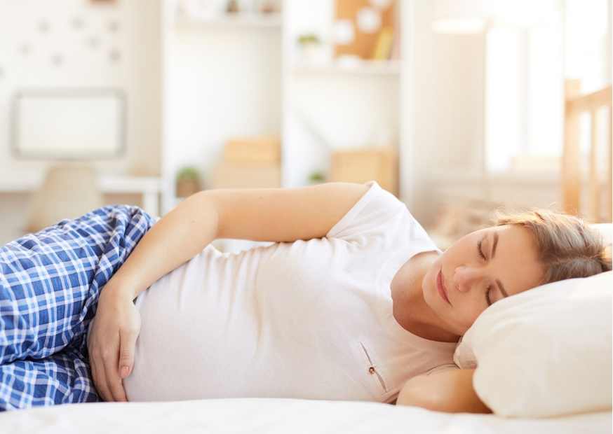أفضل وضع لنوم الحامل وأهم نصائح لراحة الجسم