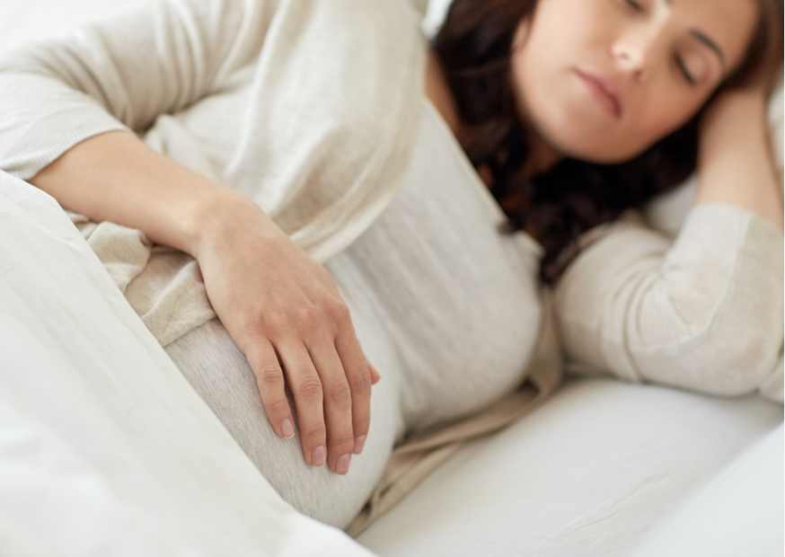 أفضل وضعية نوم للحامل في الشهور الأولى