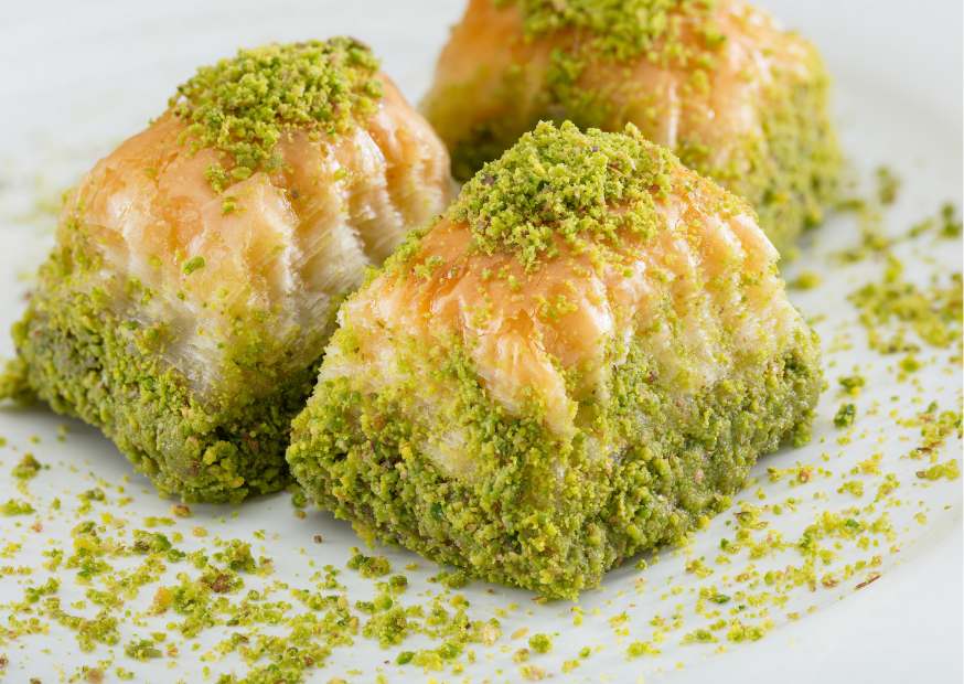 طريقة عمل البقلاوة بعجينة البف باستري طريقة عمل البقلاوة بعجينة البف باستري